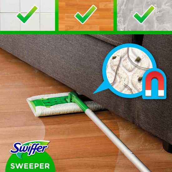Serpillière verte Swiffer Sweeper avec manche sous un canapé. Illustration montre l'aspiration magnétique de la saleté.