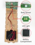 Houten bouwpakket met batterijdoos, LED-lampjes en bewegingssensor.