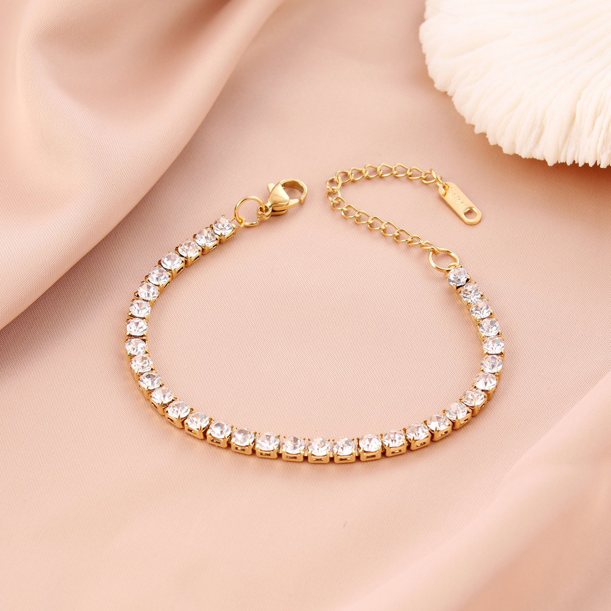 Luxe Armband -Zirkonia -Dames armband - Goudkleur -Diamantjes -Moederdag Cadeau voor haar - Tennis armband