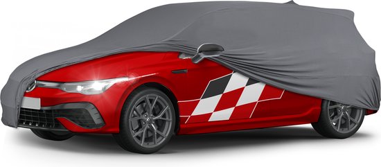 Rode auto met grijs autodeken, met schaakbordpatroon op het spatbord.