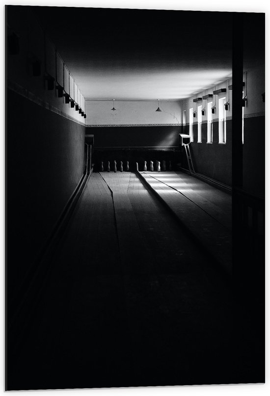 Dibond - Bowlingbaan in het Donker (Zwart-wit) - 60x90 cm Foto op Aluminium (Met Ophangsysteem)