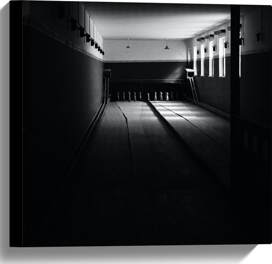 Canvas - Bowlingbaan in het Donker (Zwart-wit) - 40x40 cm Foto op Canvas Schilderij (Wanddecoratie op Canvas)