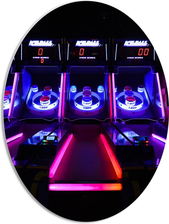 PVC Schuimplaat Ovaal - Ballengooien Spel in Arcade Hal - 42x56 cm Foto op Ovaal (Met Ophangsysteem)