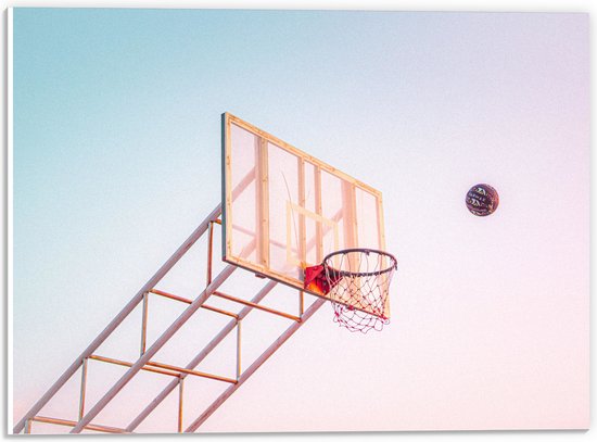PVC Schuimplaat- Bal Vallend in Basket onder Blauwe Lucht - 40x30 cm Foto op PVC Schuimplaat