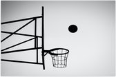 Poster (Mat) - Bal Vallend in Basket (Zwart-wit) - 75x50 cm Foto op Posterpapier met een Matte look