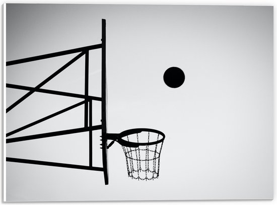 PVC Schuimplaat - Bal Vallend in Basket (Zwart-wit) - 40x30 cm Foto op PVC Schuimplaat (Met Ophangsysteem)