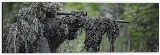 Dibond - Soldaat in Camouflage Kleding met Geweer in Handen - 60x20 cm Foto op Aluminium (Wanddecoratie van metaal)