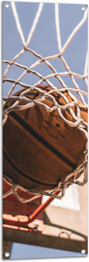 Tuinposter – Basketbal in Basket - 40x120 cm Foto op Tuinposter (wanddecoratie voor buiten en binnen)