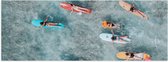 Poster Glanzend – Bovenaanzicht van Groep Surfers op Verschillende Kleuren Planken - 90x30 cm Foto op Posterpapier met Glanzende Afwerking