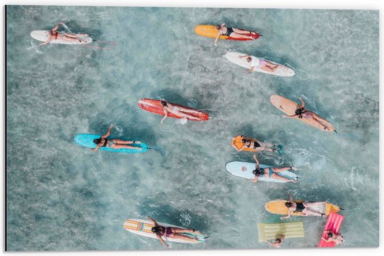 Dibond - Bovenaanzicht van Groep Surfers op Verschillende Kleuren Planken - 60x40 cm Foto op Aluminium (Met Ophangsysteem)