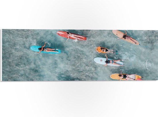 PVC Schuimplaat - Bovenaanzicht van Groep Surfers op Verschillende Kleuren Planken - 60x20 cm Foto op PVC Schuimplaat (Met Ophangsysteem)