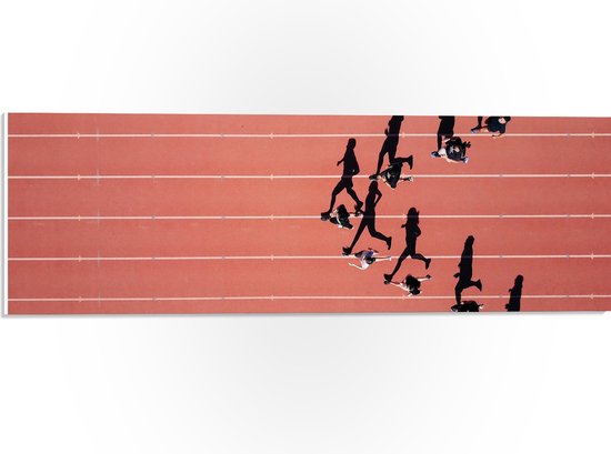 PVC Schuimplaat - Bovenaanzicht van Sprinters met Schaduwen op Atletiekbaan - 60x20 cm Foto op PVC Schuimplaat (Met Ophangsysteem)