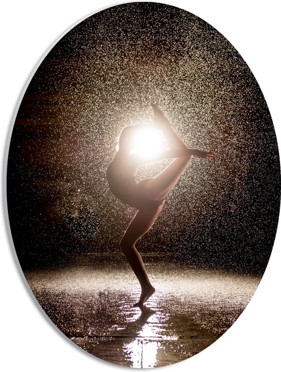 PVC Schuimplaat Ovaal - Ballerina Danseres in de Regen bij Fel Licht - 30x40 cm Foto op Ovaal (Met Ophangsysteem)