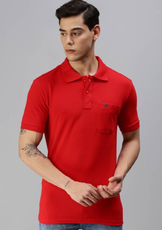 Homme portant un polo rouge uni avec une poche poitrine et un détail à rayures bleues.