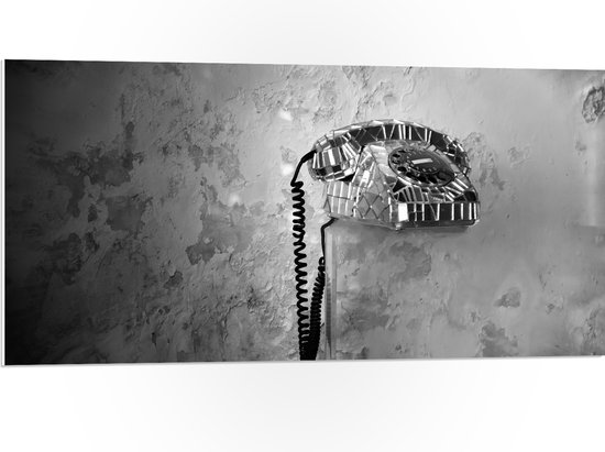 PVC Schuimplaat - Vaste Telefoon tegen Gevlekte Muur (Zwart-wit) - 100x50 cm Foto op PVC Schuimplaat (Met Ophangsysteem)