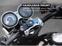 Zwarte Quad Lock stuurbevestiging met blauwe hendel op een motorstuur.