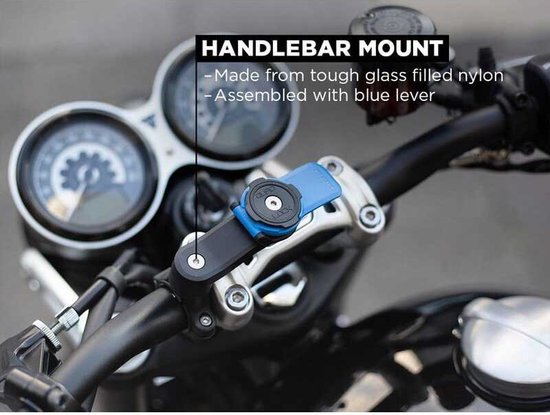 Zwarte Quad Lock stuurbevestiging met blauwe hendel op een motorstuur.