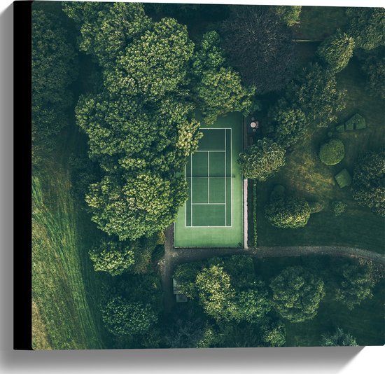 Canvas - Bovenaanzicht van Tennisbaan tussen de Bomen - 40x40 cm Foto op Canvas Schilderij (Wanddecoratie op Canvas)