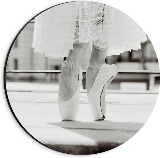 Dibond Muurcirkel - Ballerina in Witte Kanten Jurk op Spitzen (Zwart-wit) - 20x20 cm Foto op Aluminium Muurcirkel (met ophangsysteem)