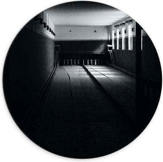 Dibond Muurcirkel - Bowlingbaan in het Donker (Zwart-wit) - 70x70 cm Foto op Aluminium Muurcirkel (met ophangsysteem)