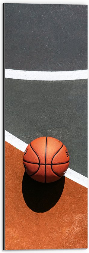 Dibond - Bovenaanzicht van Basketbal op Lijnen van Basketbalveld - 20x60 cm Foto op Aluminium (Met Ophangsysteem)