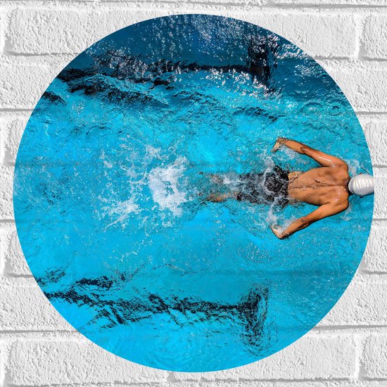 Muursticker Cirkel - Bovenaanzicht van Zwemmer met Badmuts - 50x50 cm Foto op Muursticker