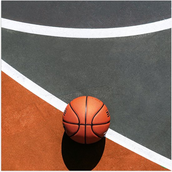 Poster Glanzend – Bovenaanzicht van Basketbal op Lijnen van Basketbalveld - 50x50 cm Foto op Posterpapier met Glanzende Afwerking