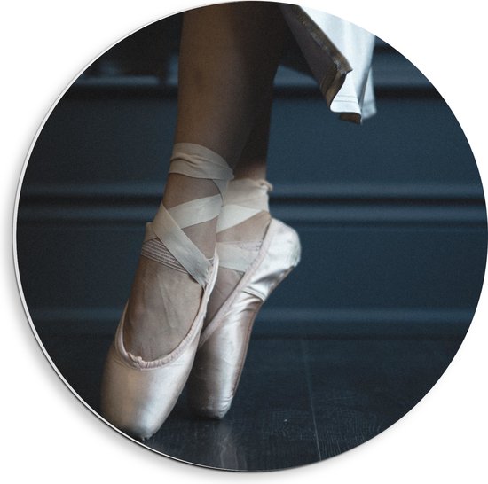 PVC Schuimplaat Muurcirkel - Ballerina aan het Dansen op Spitzen - 40x40 cm Foto op Muurcirkel (met ophangsysteem)