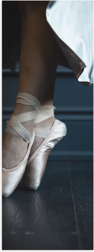 Poster Glanzend – Ballerina aan het Dansen op Spitzen - 50x150 cm Foto op Posterpapier met Glanzende Afwerking