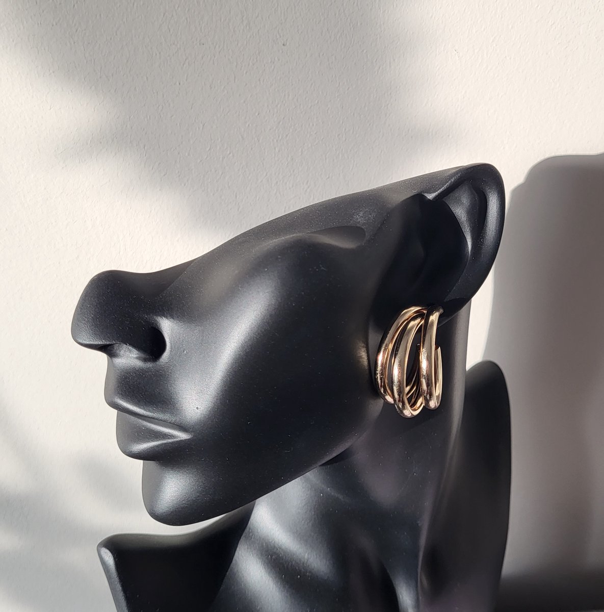 VILLA COCO Lotte - Gouden oorbellen - Lichtgewicht - Moderne oorstekers - Dames oorhangers - Goud