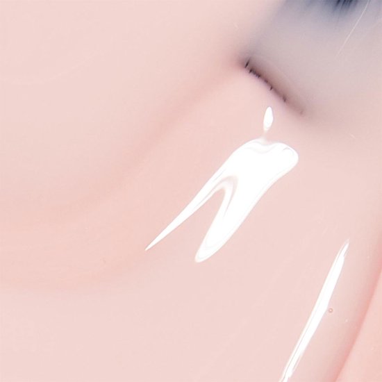 Close-up van lichtroze nude nagellak met een witte kwaststreep.