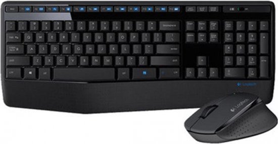 Zwart Logitech draadloos toetsenbord met geperforeerde polssteun en een bijpassende muis, op een witte achtergrond.