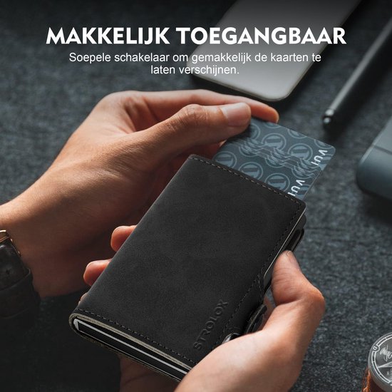 Een persoon opent een zwarte lederen portemonnee en laat een kaart tevoorschijn komen.