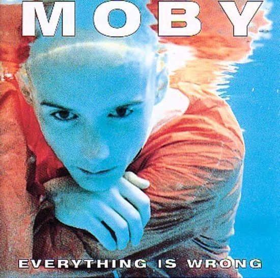 Jongeman in oranje shirt onder water, met 'MOBY EVERYTHING IS WRONG' tekst.
