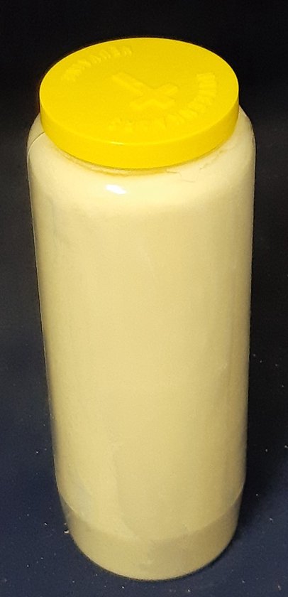 Bougie de neuvaine blanche de 9 jours dans un pot en plastique transparent avec un couvercle jaune vif.