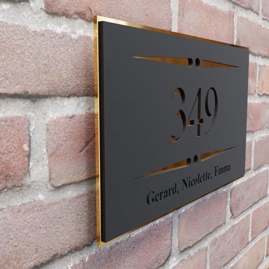 Zwart huisnummerbord 349 met gouden rand en gegraveerde namen 'Gerard, Nicolette, Emma'.