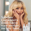 Sabrina Carpenter aux cheveux blonds, avec des produits Redken pour des cheveux plus forts et plus doux.