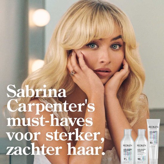 Sabrina Carpenter aux cheveux blonds, avec des produits Redken pour des cheveux plus forts et plus doux.