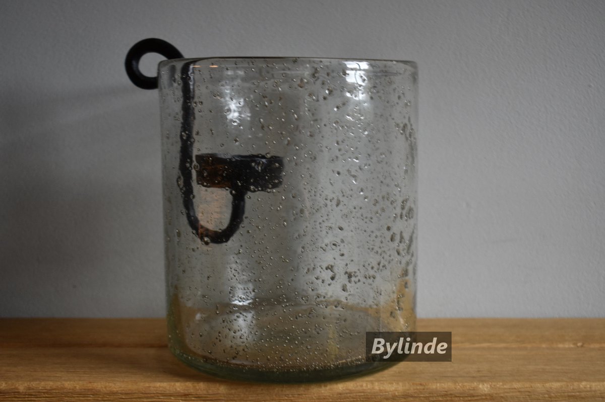 Windlicht Ø 15x18 cm Stone met zwarte hangkandelaar - Windlicht glas steenslag - Handgeblazen - Landelijk robuust Vaas - Bymooss
