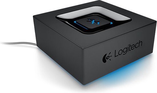 Zwarte vierkante adapter met blauw verlicht Bluetooth-logo en Logitech-logo aan de zijkant.