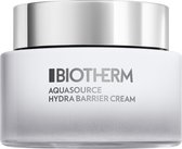 Hand die een pot Biotherm Aquasource Hydra Barrier Cream vasthoudt.