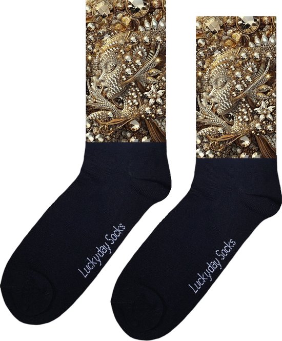 Zwarte sokken met een print van goudkleurige edelstenen en juwelen.
