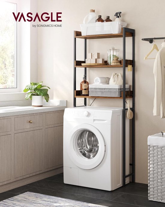 Zwart metalen opbergrek met 3 donkerhouten planken boven een witte wasmachine. In een wasruimte met een plant en zeep.