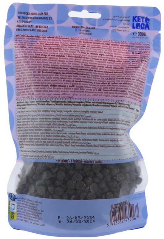 Een pak met veel ingrediënten en voedingswaarden in verschillende talen. Chocoladedruppels zijn zichtbaar aan de onderkant.