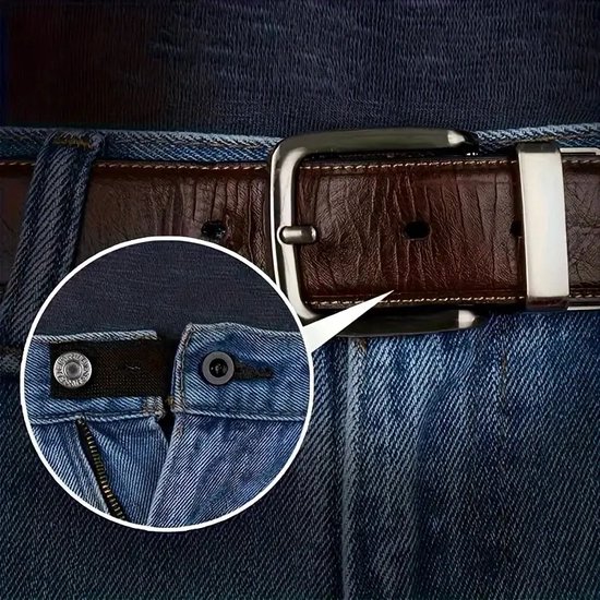 Detail van een spijkerbroek met een riem, zoom met vergrootglas toont broekverbreder bij de knoop.