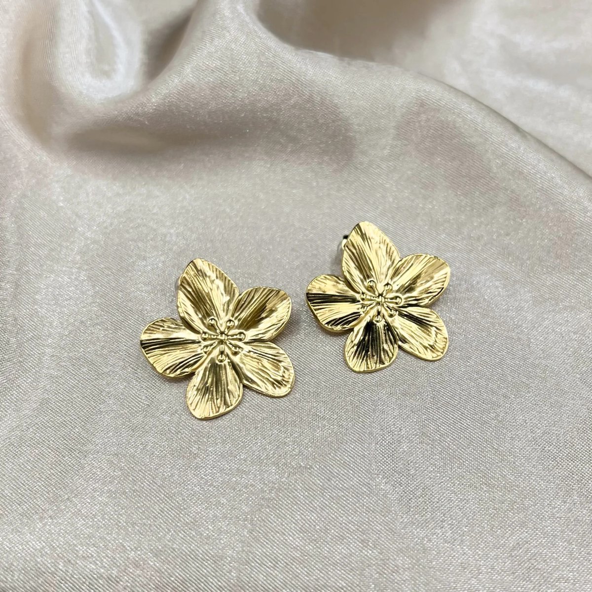 Statement oorbellen - Grote bloem - Goudkleurig - Chique