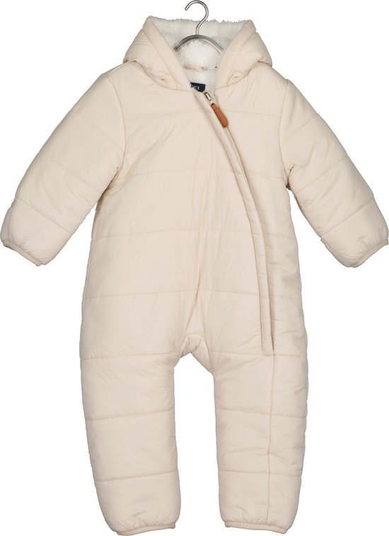 Lichtbeige, gewatteerd baby buitenpak met capuchon, berenoortjes en schuine ritssluiting met bruin lederen detail. De voering is van imitatiebont.