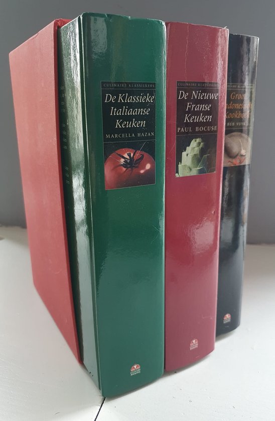Drie kookboeken: Italiaanse, Franse en Indonesische keuken, deels zichtbaar.