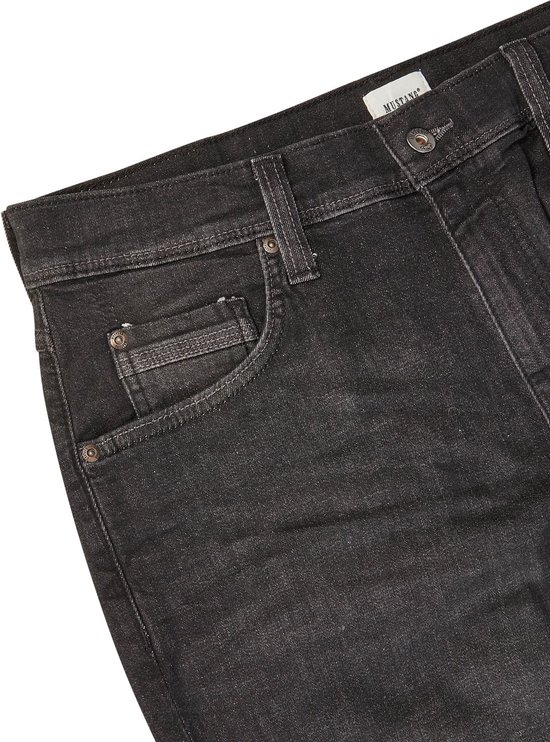 Donkergrijze denim jeans met een klein zakje met knopen. Het Mustang logo is zichtbaar.