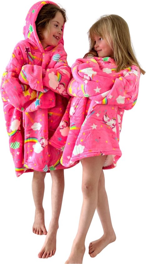 Twee meisjes in neonroze hoodie dekens met eenhoorns, regenboog en sterrenprint, die naar elkaar kijken.